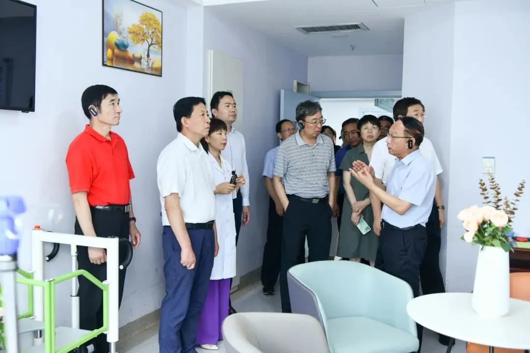 江蘇省政協副主席胡剛赴洛陽新裡(lǐ)程醫院考察調研，高度評價醫院發展成績