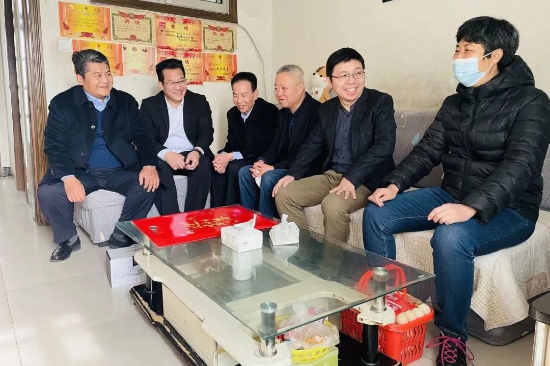 林楊林赴基層看(kàn)望慰問(wèn)一線員(yuán)工(gōng)