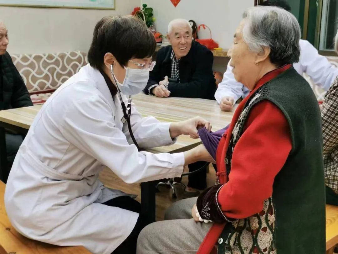 關愛老人在行動　攜手敬老助健康—— 霍州煤電總醫院走進養老院開展助老愛老服務活動